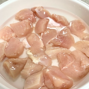 ブライン液とは？ , 水に塩と砂糖を溶かした調味液のことで, 鶏むね肉などパサつきやすいお肉も, ブライン液に漬け込むと,しっとり柔らかくなるのが大きなメリット, 欧米で鶏肉やターキーを, 柔らかくするのに使われてきた手法です,ブライン液の作り方 ,材料2人分 鶏ムネ肉２枚 , 水200ml, 砂糖10g 小さじ３ , 塩10g 小さじ２弱 ,作り方 ,