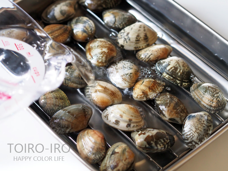 お店のスープに使うアサリ達。⁡,⁡塩抜き完了、こんなに蠢きあってるのを見ると、食べようとしている自分があまりにも残酷だと思った。感謝していただこう🙏⁡⁡,⁡最近は野菜やお肉の触り方や、火の通し方、私が野菜だったらとかお肉だったら熱々のゆだったお湯には入りたくないと思うので、気持ち良い加減でお料理になってもらいたいと思うようになった,⁡⁡,