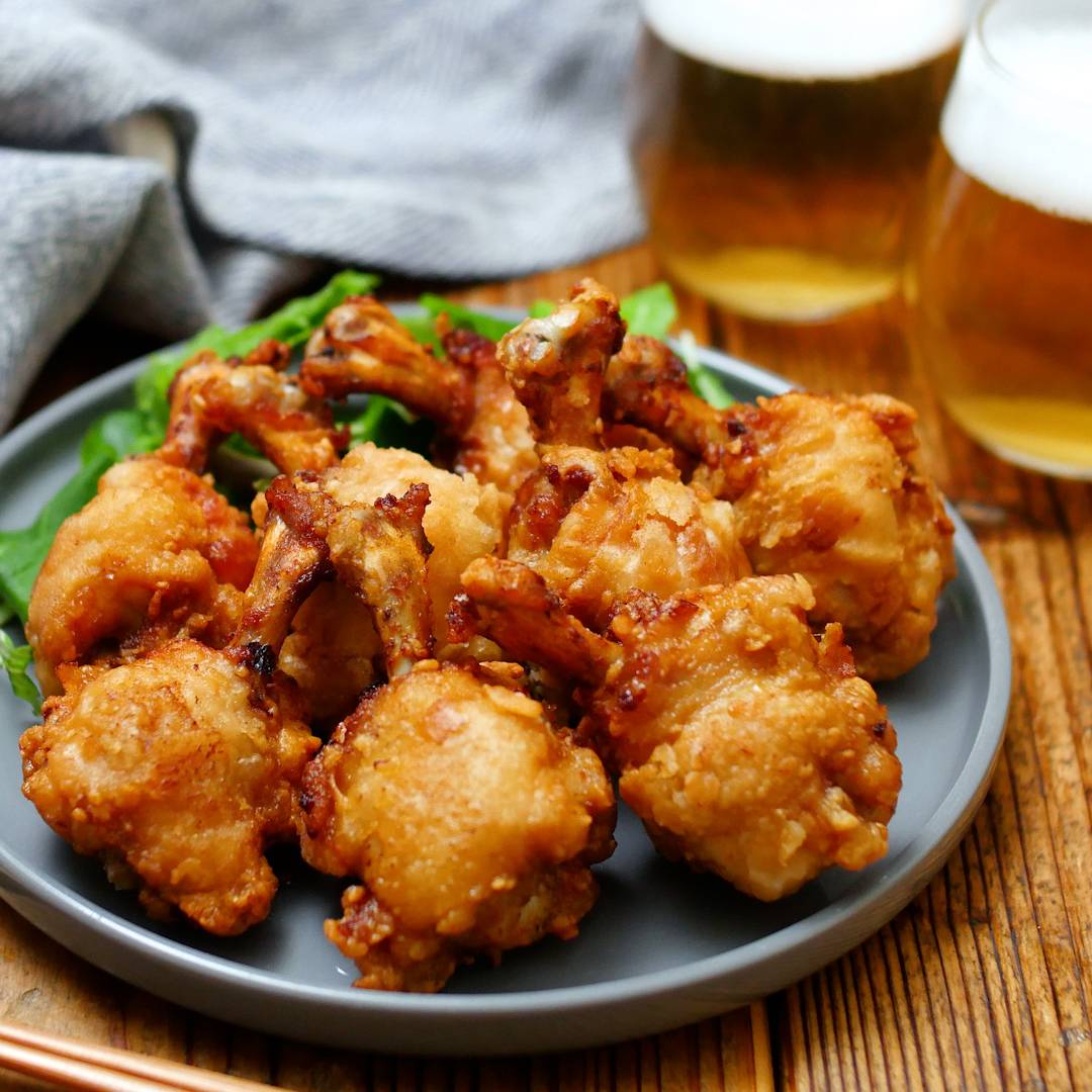 Recipe『チューリップ唐揚げ。』, 唐揚げは唐揚げでも, この形にするだけで、うれしくなる。, お祝いにもいいし,お花見おべんとうにもぴったり。,Recipe, チューリップ唐揚げ。,,□材料：, 鶏手羽元8～10本, 生姜1片, A 醤油大さじ1, 鶏ガラスープのもと・砂糖各小さじ1 2 ,