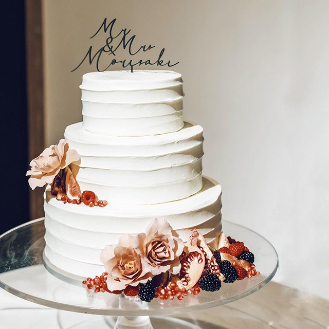 ケーキトッパーでウエディングケーキをふたりらしく！ メッセージやフィギュアのデザインアイデア