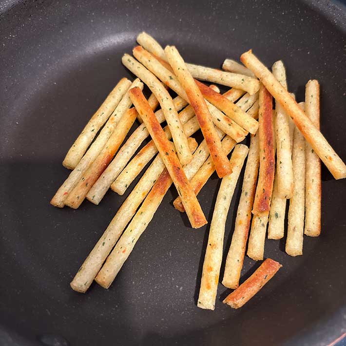 じゃがりこが3倍ウマくなる!? フライパンに油引かず炒めろ！焼き色香ばし♡熱々カリカリで 3倍旨い！『あたらしい日日』こんな時代のニューノーマルな暮らし方。食と農、生活情報をお届けします