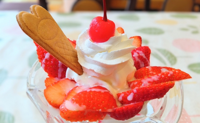 パフェとサンデーの違いとはどんなものなの？お菓子マニア編集部がわかりやすく解説 - フードマニア Food Mania by 旭屋出版