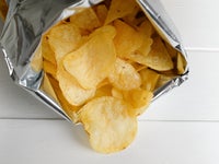 ネットで話題の、お菓子の袋を輪ゴムやクリップなしで閉じる方法 「ポテトチップス、ポッキー、チーズおかき」など日本のお菓子の袋で検証Pouch ポーチ