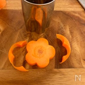 にんじんの飾り切り、, 作るのも楽しいし、食卓が鮮やかになるのでぜひ◎, 花にんじん、作り方をよく質問いただいており、,こんな感じで作っています😊, お見苦しい手・ネイル, すみません。, .,飾り切り飾り切り動画おうちごはん 夜ごはん晩ごはん料理動画作り方動画にんじん人参