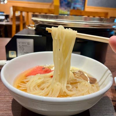 焼肉冷麺 髭 HIGE 岩手・盛岡平日限定ランチでお得に堪能！旨み際立つスープが印象的☆ ⁡ ⁡ 岩手旅行の目的のひとつ、「盛岡冷麺の食べ比べ」。3軒巡った中で、まず最初に訪れたのは“スープの旨さ”に定評のある人気店『髭』さんです。 平日でも大人気で、到着して