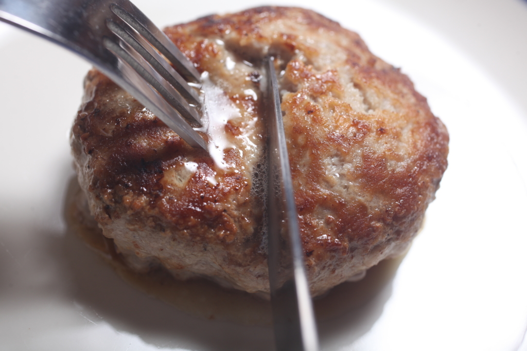 ハンバーグが柔らかすぎて焼いた後に崩れる原因と対処法！リメイクで失敗知らずゆうがのお散歩道