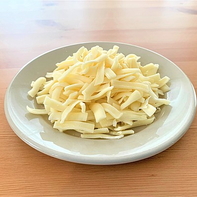 ピザ用チーズの固まらない冷凍テク チーズって冷凍すると団子状に固まっちゃってる時あるよねあるものを加えるだけでパラパラに冷凍できる方法があるから紹介するね！①冷凍チーズに片栗粉を入れて ※チーズ200gにつき片栗粉 大さじ1 ②全体になじませるようによく