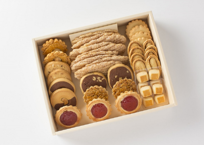 銀座みやげとしてご好評をいただいている「銀座COOKIE」。 和光の時計塔が描かれたモダンな缶に、バリエーション豊かなクッキーが詰まっています。連休の帰省時やご家族、ご友人と寛ぎのひとときに、色々と選んで食べるのも楽しいですね！ 個包装なのも嬉しいポイント