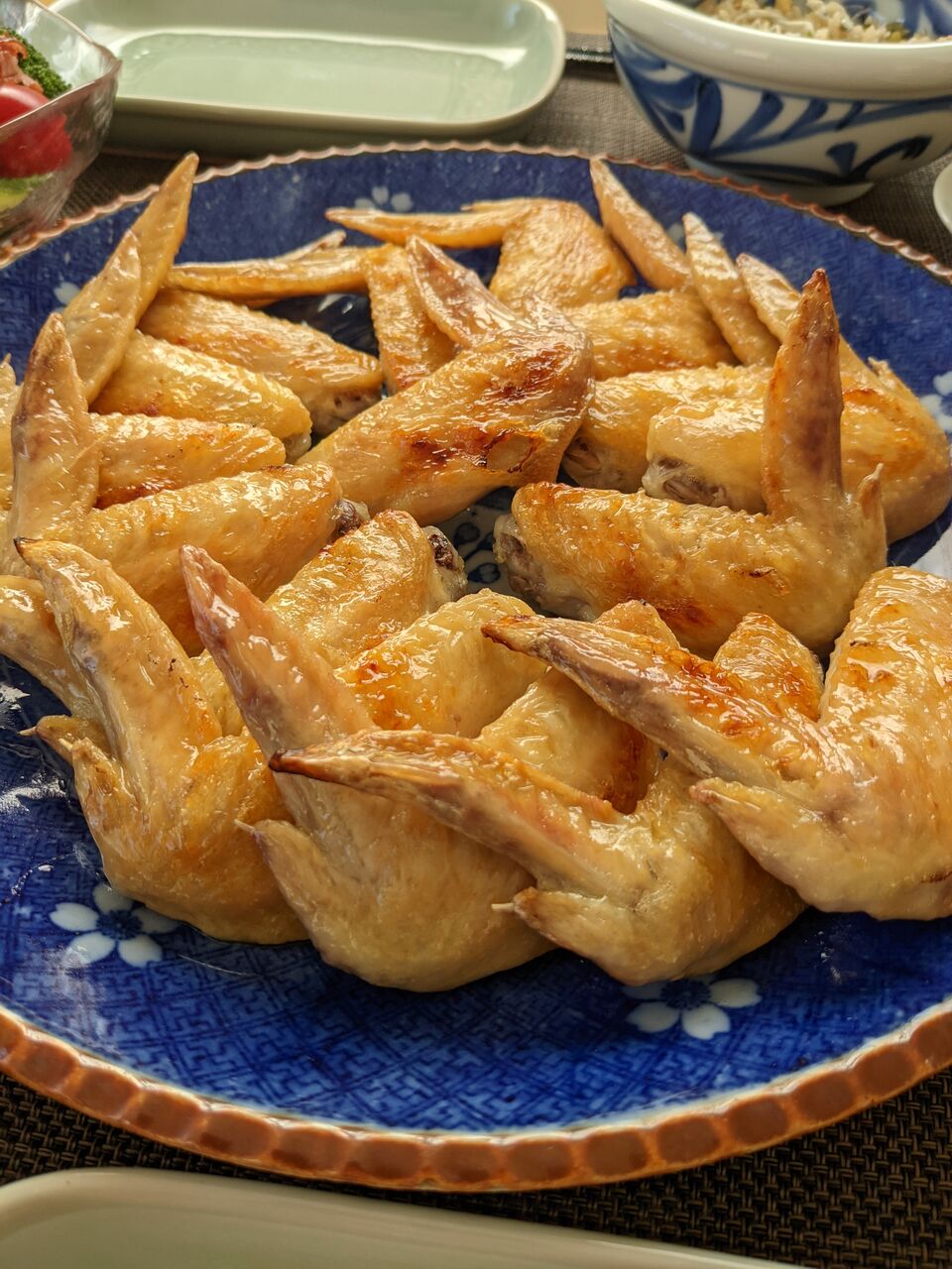 V6坂本昌行さんの『手羽の海水焼き』 ①水100mlに塩小さじ1を入れ混ぜる ②密封袋に手羽先を4本入れ、塩水を加える③空気を抜きながら袋を閉じ、冷蔵庫で1時間漬ける ④冷蔵庫から取り出し、魚焼きグリルの中火で12～3分 お肉の大きさにより調整 焼いたら完成！ ☆魚