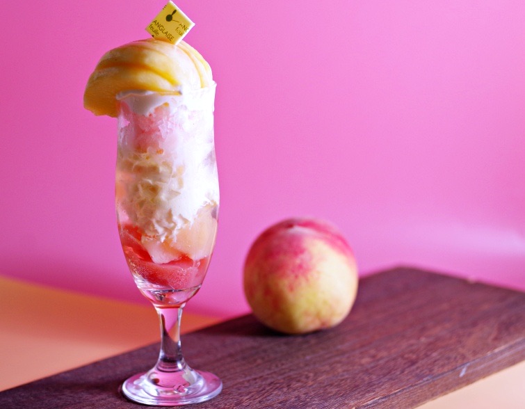 超有名な桃パフェです。確かに桃てんこ盛り。 猿投の桃を使っています。 - 岡崎市、ミール カフェの写真 - トリップアドバイザ