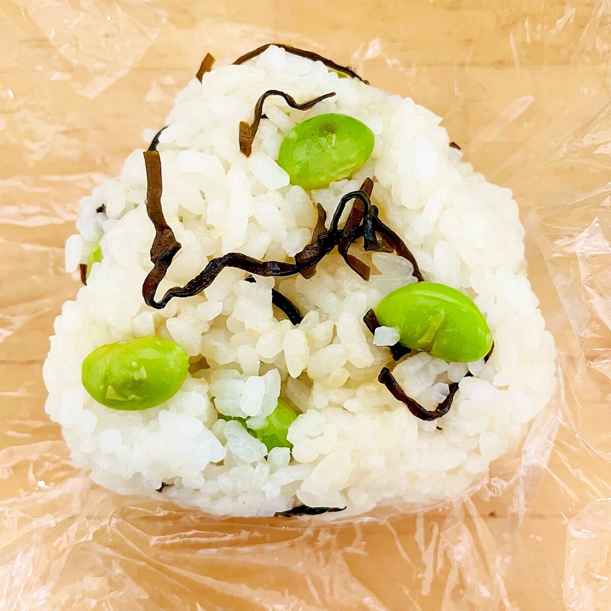 このおにぎり1個食べれば 😳材料① ご飯130g しらす20g 枝豆30g ごま油小さじ1 2 のり、塩 適量296kcal、たんぱく質11g、脂質6.3g、炭水化物52g ② ご飯130g ノンオイルツナ缶 1缶 刻みたくわん 適量 のり、塩 適量272kcal、たんぱく質17g、脂質1.1g、炭水化物51g ③ ご飯130g レンチン鮭 1切 80gのり、塩 適量