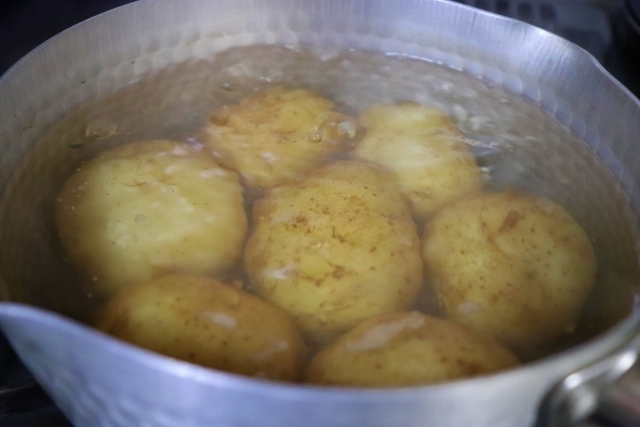 じゃがいもの下茹で切って茹でるの？大事なことは？コジカジ