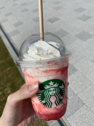 先月末に袋井市初のスターバックス「ノブレスパルク袋井店」がオープンしました☕️ 袋井駅南口 駿遠口 から歩いて約3分です🚶‍♂️🚶‍♂️スターバックスの隣には田端東遊水池公園があり、お天気の日にはテラス席で池を眺めながらゆったり過ごすのもいいですね