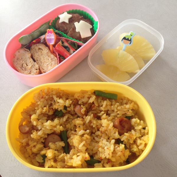 ドライカレー弁当の詰め方です。小さいお弁当箱なので、ゆで卵のスペースはご飯を詰めずにあけています。最後にスープをつけて出来上がり4コマ弁当bentoお弁当暮らしlunch料理instafoodCookingmealvscoサラメシfoodie弁当4コマレシピ