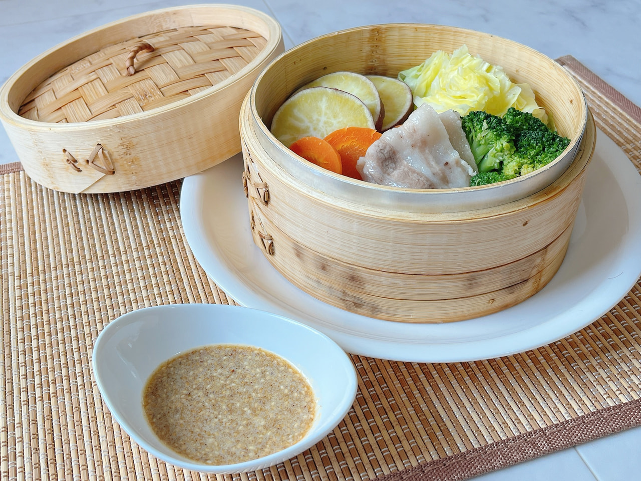 フライパンでできる！ ✨豚バラ野菜せいろ蒸し✨ ヘルシーで簡単にできる豚バラと野菜のせいろ蒸し の紹介です。 蒸し料理なので食材のうまみを逃がさずに、シンプルに美味しくできあがります。 ＜作り方＞ 1. せいろを水で簡単にぬらしてクッキングペーパーを敷く 2