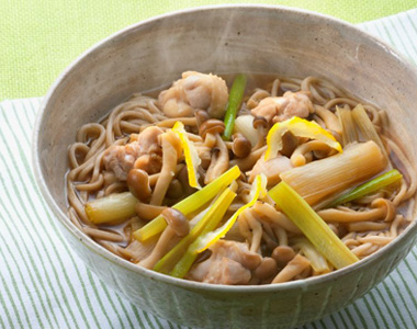 めんつゆ出汁で たっぷりきのこ蕎麦