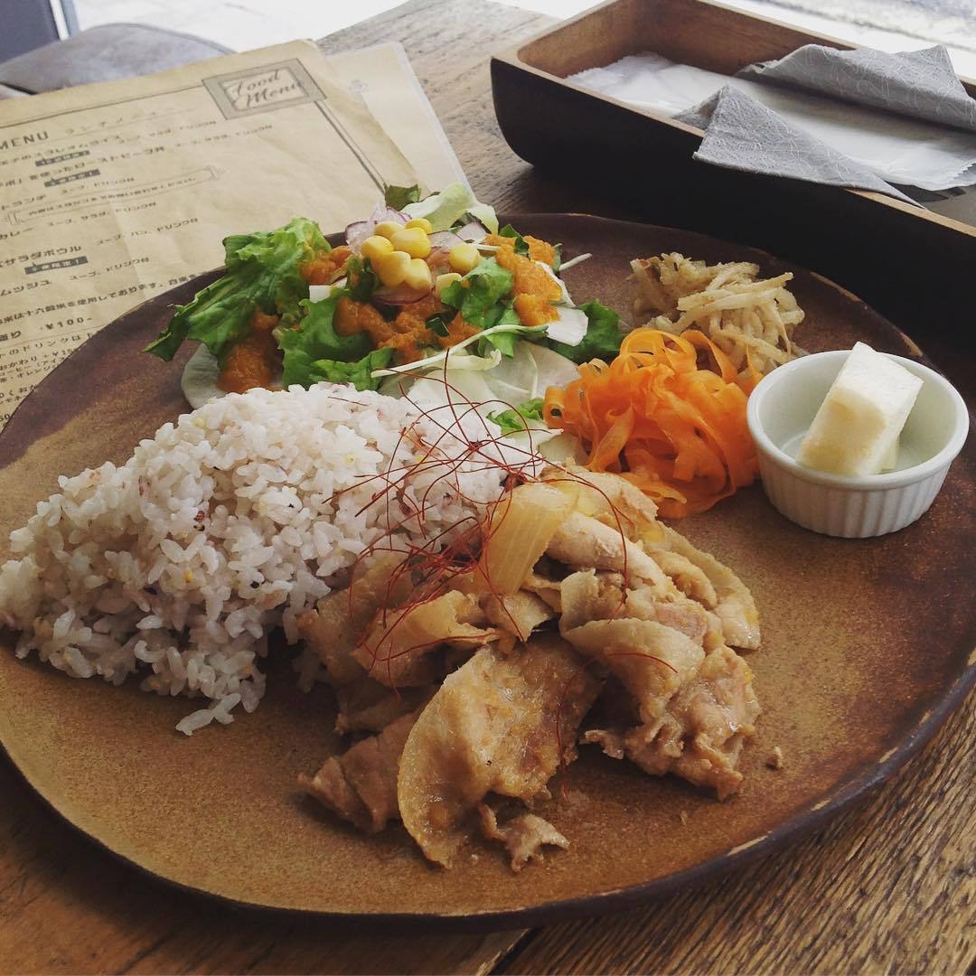 本日のプレートランチは『豚の生姜焼き』です🐖💕 * ランチタイム11:30〜14:00- bekkan