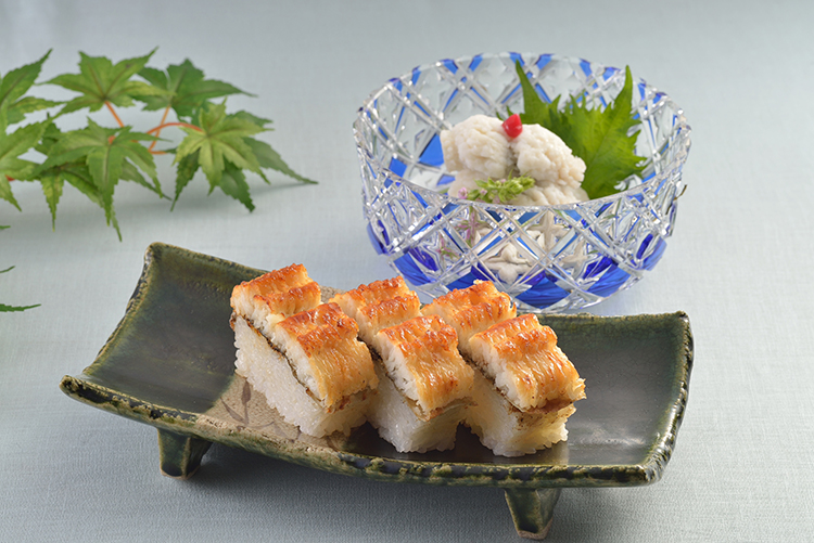 鱧牡丹のお吸い物。 はもの料理の一つで、職人が骨切りした鱧を葛粉で覆い、熱湯に通すと、鱧の皮が縮んで牡丹の花のように開く様子から。夏の椀物の代表的な日本料理です。鱧料理鱧牡丹鱧椀葛切り夏の日本料理 -- 金沢 粟津温泉 のとや