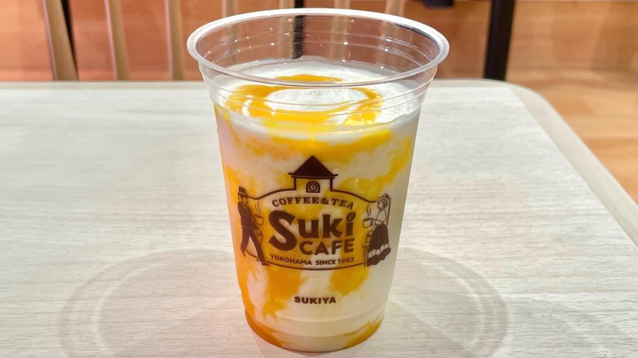 アップルマンゴーシェイク・Mサイズ 220円 」 すき家の店舗限定メニュー。 真っ白なバニラシェイクに、すりつぶしマンゴー果肉を使用したアップルマンゴーソースを合わせています。ひんやりシャリッとミルクのコク、マンゴーの爽やかな甘酸っぱさを感じ、飲みごたえが