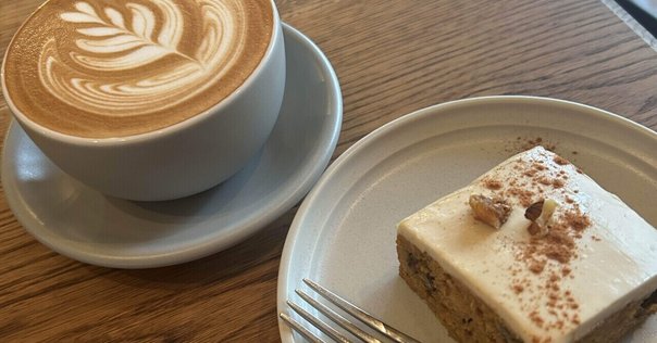 夏限定ドリンク タイティーも始まりました。 タイでは朝から行列が出来ているというこのタイティー バニラの甘い香りとオレンジ色の茶葉をカクテルシェイカーで泡だてています。アジアっぽい雰囲気になれるミルクティーですよ。 良かったらお試しくださいませ