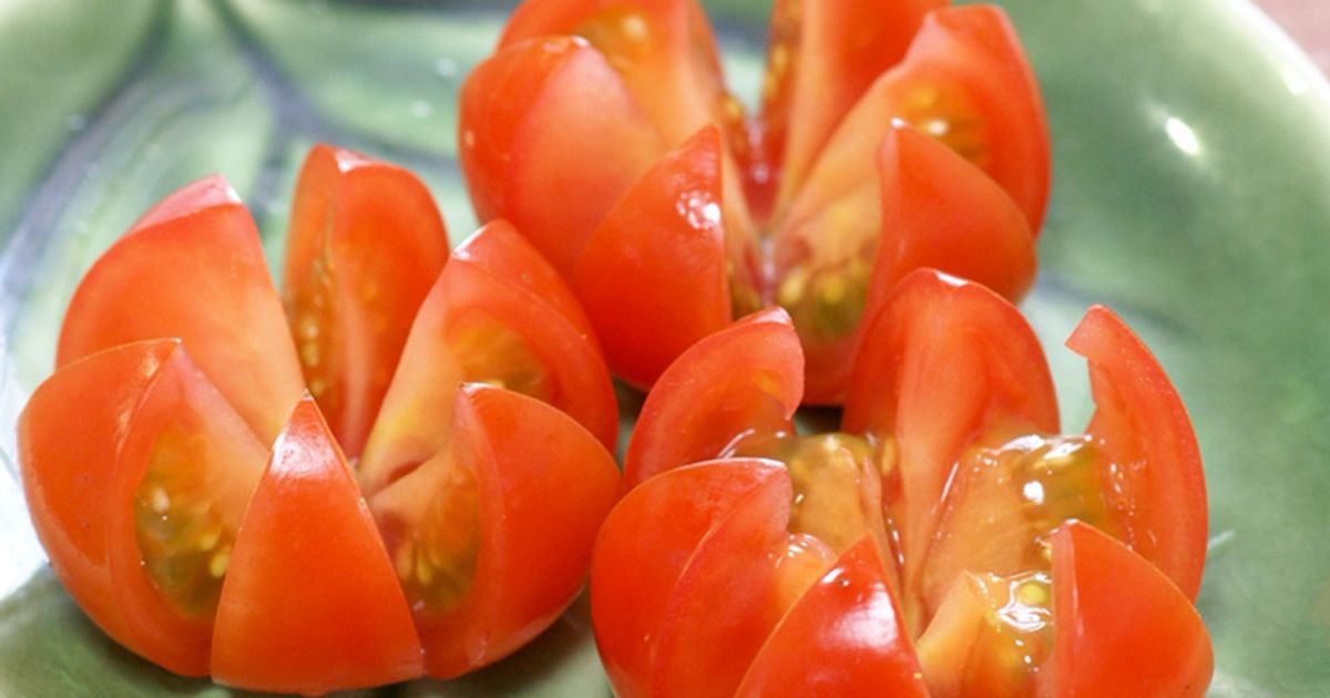 トマトをきれいに飾り切り！, バラの形にきれいに仕上げてみました🥰, 意外に簡単なので、ぜひお試しください💯, ⁠, ⁠,​トマト飾り切りバラ花きれい ⁠,武蔵野栄養専門学校栄養士栄養献立料理 ⁠ cookingnutritiontomatofyp ,musashinoeiyounutritionikebukuro