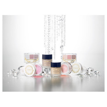 カバーマーク×クリスマスコフレ2022 発売日＆予約日選べる下地＆フェイスパウダーをはじめ、ファンデ現品や限定コスメがセットに！美的.com