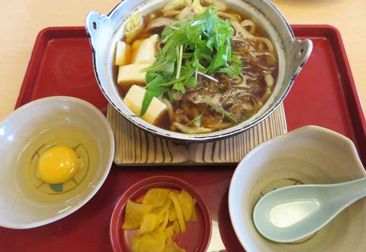 すき焼きの〆のうどんをイメージ！ エバラから「プチッとうどんプラス 具入り牛すき焼うどん」が登場