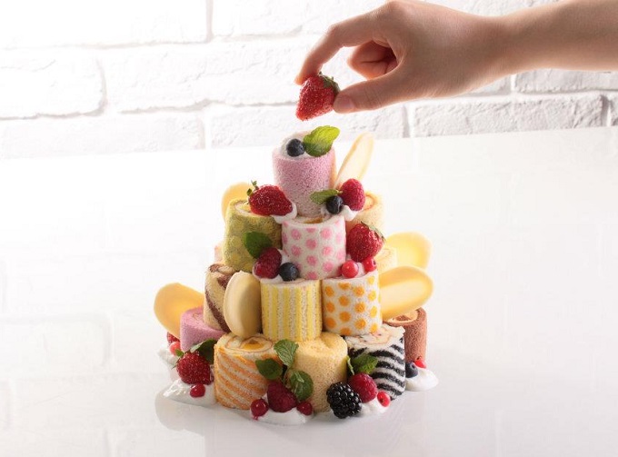 樹のさらに盛り付けたロールケーキ1本と珈琲 写真素材6684661- フォトライブラリ