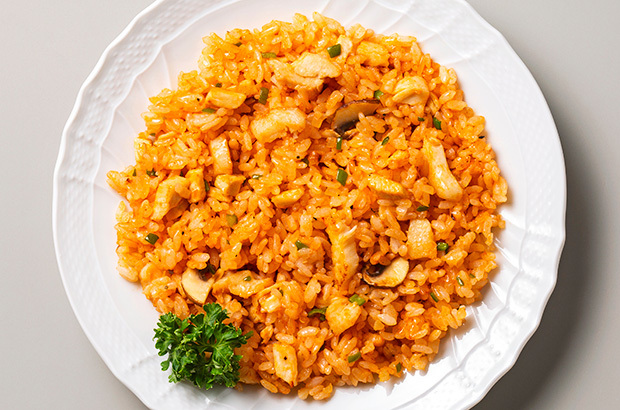 🍅⋰ 我が家のバターチキンライス🧈 子どもたちの大好きなシンプルなチキンライス♡ 大雑把な私のレシピを何とか数値化しました🥹笑𖧷材料 5人分ごはん4合 鶏胸肉1枚 玉ねぎ中1こ にんじん1 2本 ピーマン2こ オリーブオイル適量 塩こしょう適量 ○ケチャップ大さじ4〜5