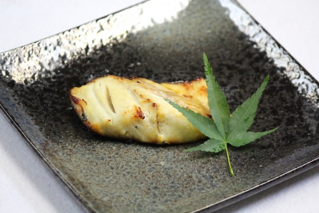 献立 さわらの西京焼き、じゃがいもと玉ねぎの旨煮、茹でブロッコリー、塩茹で大豆、温泉卵、豆腐のお味噌汁 : kajuの□今日のお料理・簡単レシピ□