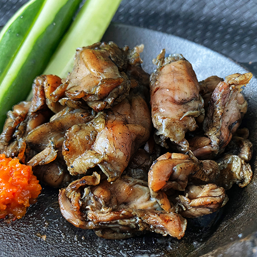 炭火焼き 鶏ハラミ丼🤤 程よい食感の鶏ハラミの炭火焼きをゴマ油の効いた葱塩だれでさっぱり🤭 追加料金は無しです🥳 くせになる味です😙✨ゴルフ飯ゴルフめしゴルフスタグラムゴルフ好きゴルフ好きな人と繋がりたいゴルフ女子ゴルフ男子ゴルフ場水戸