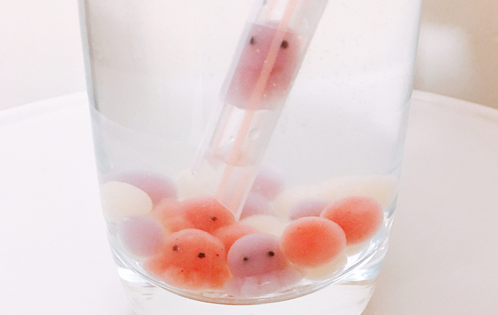 わらびの塩漬け簡単な保存方法！ わらびは買ったらすぐに灰汁抜きが必要ですが塩漬けは灰汁抜きなしで塩に漬けるだけ！ 約1年も保存できるので、田舎の 保存食として楽しまれています。 ---------------------------------塩漬け方法①わらびを洗い水分を取る