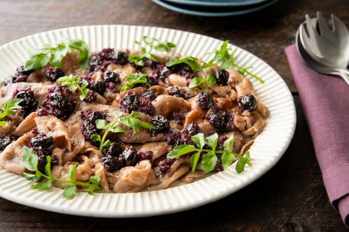 黒毛和牛切り落としを使ってがっつり食べる 『黒毛和牛ガーリックペッパーライス』をご紹介♪ 🥩✨ フライパンひとつで簡単に🍳 黒毛和牛の旨みと上品なガーリックの香りをお楽しみください🧄😋-------------------------------------------- 👨‍🍳＜“黒毛和牛切り落とし