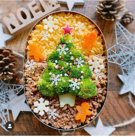 クリスマス仕様の旦那弁当🎅🏻 サンタさんの顔がゆるくてかわいい❤️ クリスマスの季節の街がキラキラしてるの大好き！ ただ、寒いのは苦手です@ukashokudou ☜他のレシピや投稿を見るクリスマス弁当クリスマス料理お弁当お弁当記録旦那弁当お弁当