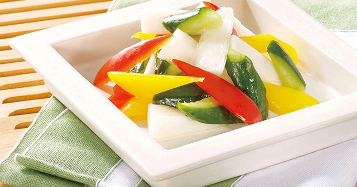 白菜×塩昆布＝無限浅漬け！やみつき副菜！白菜の浅漬け冷蔵庫にあるもので簡単に作れる、定番副菜！塩昆布と出汁の素の旨みで、箸が止まらなくなります。 ごはんのお供、お弁当のスキマにもぴったり！ ▼材料 2〜3人前・白菜 ４枚 ・塩昆布 大さじ2・だしパックの粉 1袋 ・お好みで：鷹の爪・いりごま ▼手順 ① 白菜をざく切り ② 塩昆布・出汁の素で和える ③