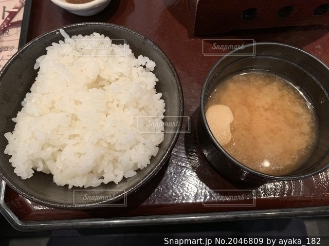 オリーブオイル味噌汁とオリーブオイル卵かけごはん