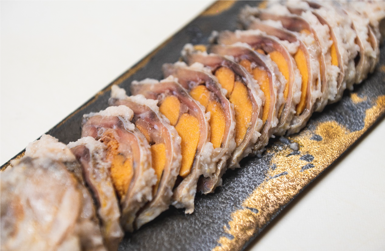 悪名高き滋賀県の名産品、鮒ずし。 ヤマサ水産さん @sg65848 の鮒ずしは臭いも酸味も控えめで とても食べやすい。ぜひお試しあれ。反面、鮒ずし好きの方には少し物足りないスライスして小分け、真空パックするので 発酵は進みません。京都紫竹葵湖紫竹葵湖