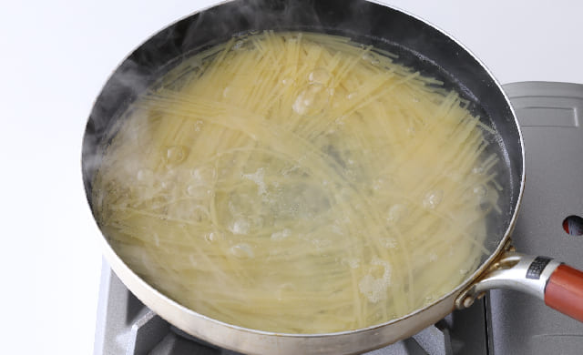 300万再生超え の時短レシピ動画は ここ→ @kota__cooking フライパンだけ9分ででできる、時短なペペロンチーノを紹介します✨美味しそう！参考になったと思ったらコメント欄でいいねマーク「👍」お願いします😊 👨‍🍳こたクッキングでは、家事や育児、仕事で疲れた方達