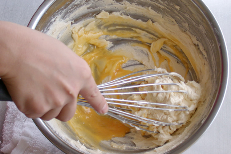 失敗しない乳化 バターと卵が分離した時の直し方 ママパティシエが教えるお菓子のコツ