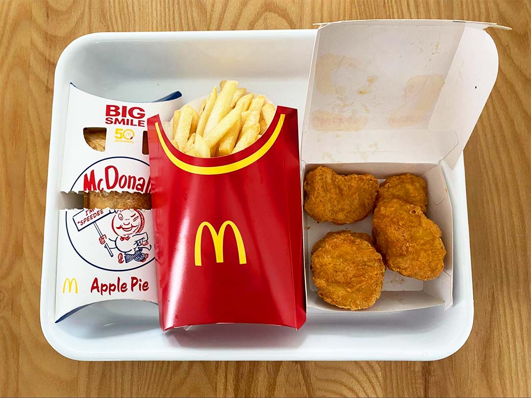 マックナゲット アレンジ❕ 今 マクドナルドで チキンナゲットが390円 15ピース 8 30まで 久しぶりにマックへ行きこのコスパの良さに思わず買ってしまいました🤣 普通にソースをつけて食べるのももちろん美味しい🥰. でも アレンジしたくなっちゃいました