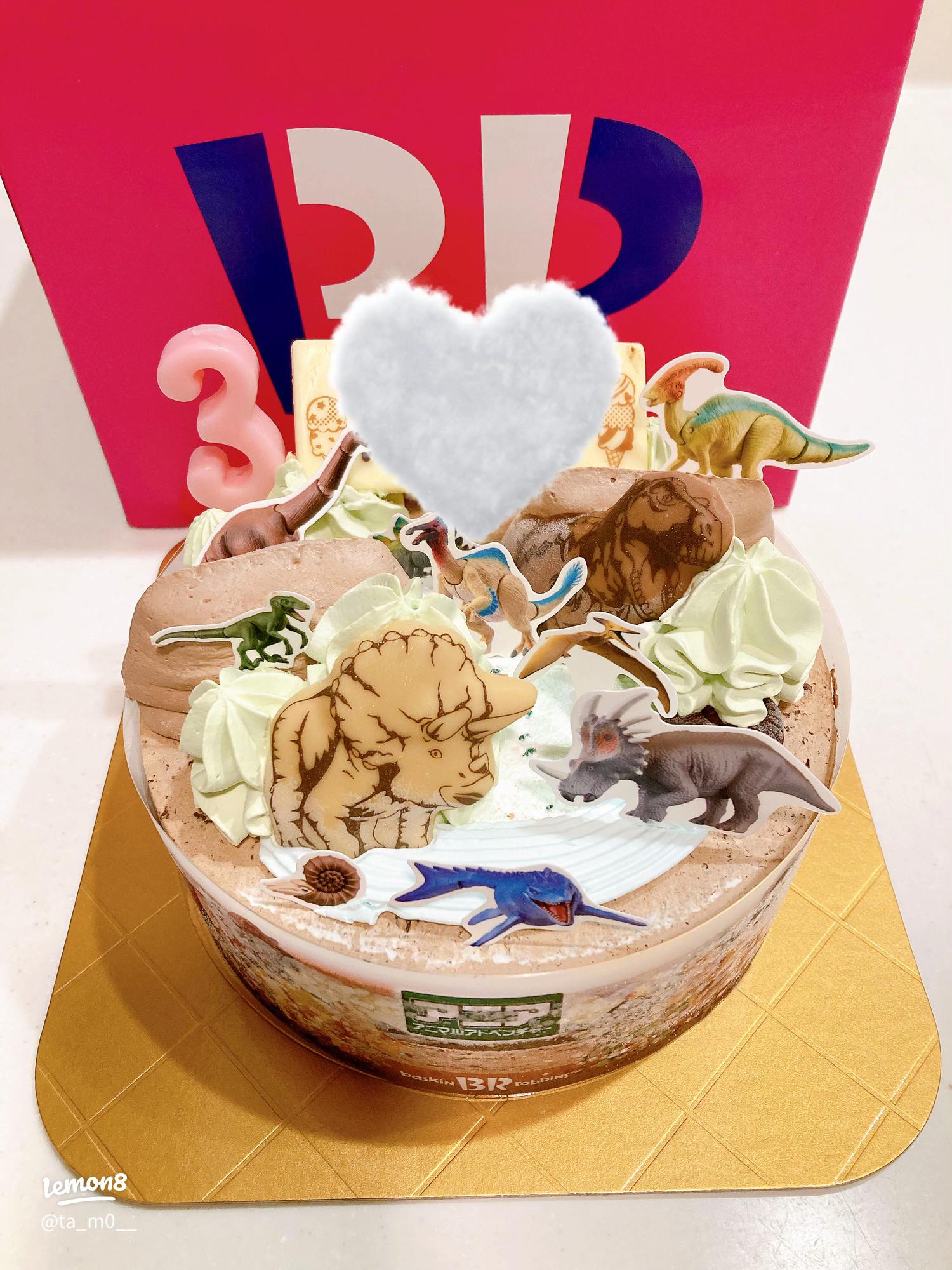 大人気✨ リアルな恐竜のケーキです🦖 今回、ケーキを乗せる土台を お客様がご用意するとの事で それに合わせてケーキをデザインいたしました☺️恐竜と卵は、大好きなエメラルドグリーンでご用意いたしました🙆‍♀️ ご注文ありがとうございました☺️ 7月の