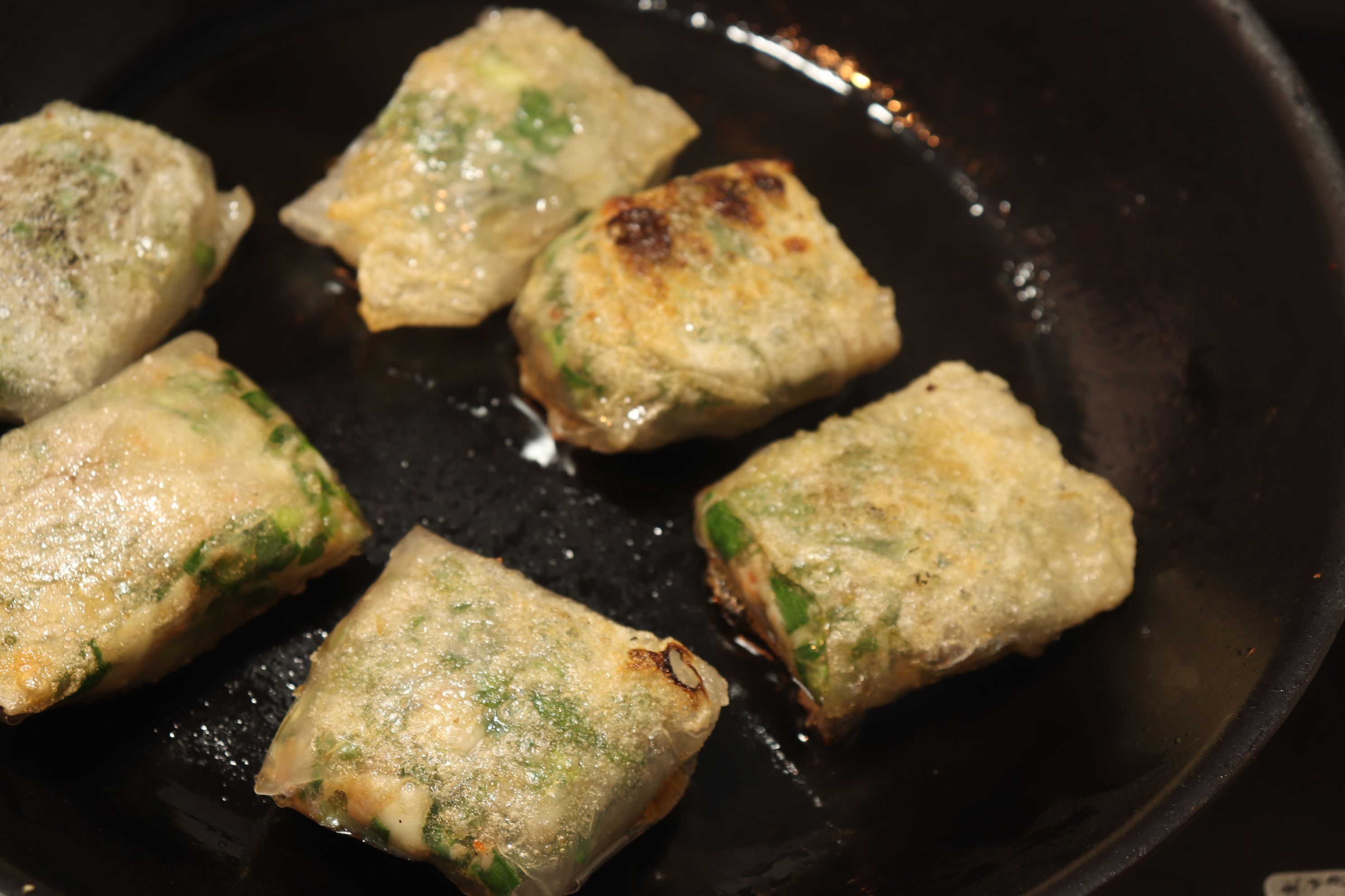 驚きのサクもち食感！ライスペーパーで作るエビニラ焼き春巻きshorts