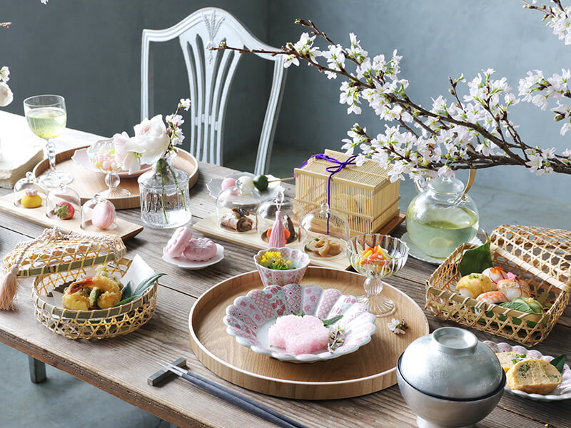 hiromi_stylishtable今週のテーブルコーディネート オータムブラックのテーブル ⁡ この季節になるとよく見かけるトウガラシの仲間の実物コニカルブラック。 ツヤのある黒い丸い実物にとても惹かれます。 ⁡ このコニカルブラックをグレーのガラス花器に活けて センター