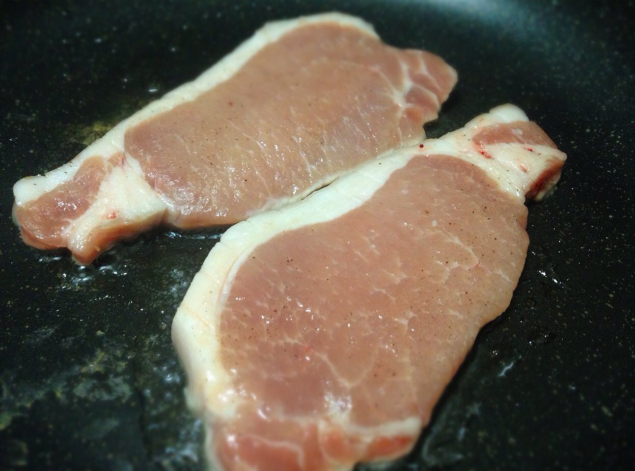 禁断の豚ラード飯トンカツ用豚ロース 130g 塩コショウ 適量 ラード 大さじ1 玉ねぎ 60g 醤油 大さじ1と1 2 酒 大さじ1砂糖 小さじ2と1 2 おろしにんにく 1 2片 3g鰹節 1g 味の素 2振り ご飯 200g 紅生姜 適量 小ネギ 適量 トンカツ用豚ロース130gに塩胡椒し