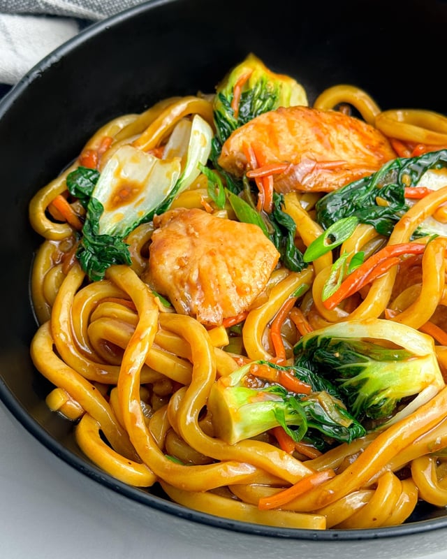 ボリューム満点♪ 鶏むね肉の焼きうどん