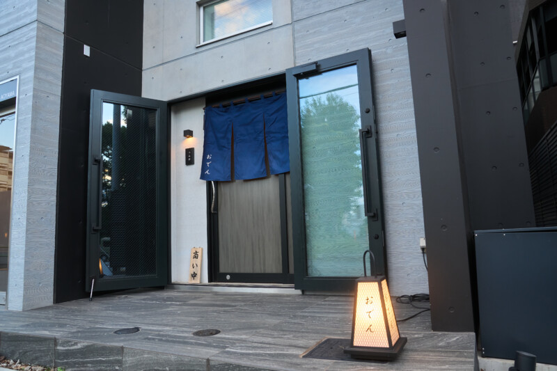 六本木の路地裏の黒おでん屋「びぃすとろ 汁ベえ」二日酔い飯