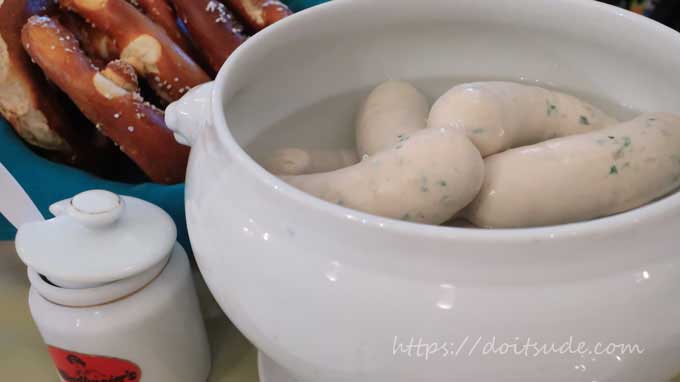 バイエルン名物白ソーセジ”ヴァイスヴルスト”の正しい食べ方ドイツビールライフ