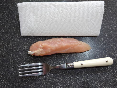すべらない！鶏ささみの筋を取る裏ワザ おばさんの苦手から発案「これは素晴らしい」「外科医ですね」 お天気ママ- エキスパート -Yahoo!ニュース