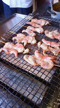 伏見稲荷名物のすずめとうずらの丸焼きを食べてきた - GIGAZINE