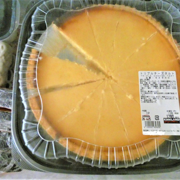 なんと直径30cm！コストコで売れてる「トリプルチーズタルト」って？ - macaroni